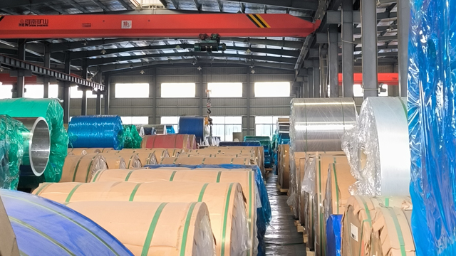 铝材贸易加工企业原料仓铝卷
